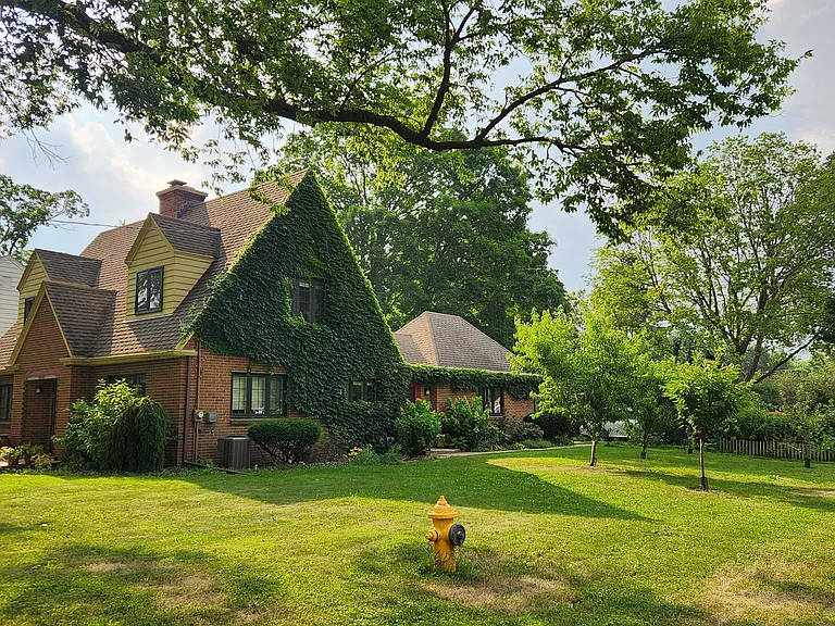 1881 Sherwood Dr — Photo 3