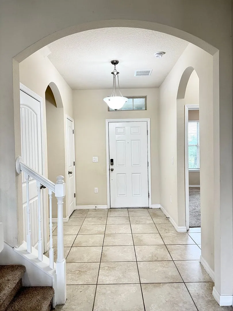 Large 4/3.5 Home located in Waterleigh! Downstairs Suite — Photo 2