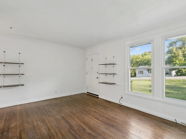589 Highcrest Dr — Photo 5