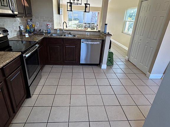 Kitchen w New appliances