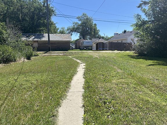 5th image of 824 Indiana St