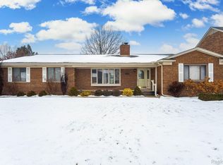 18704 Country Club Cir, Riverview, MI 48193