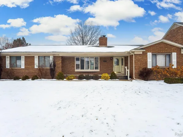 18704 Country Club Cir, Riverview, MI 48193