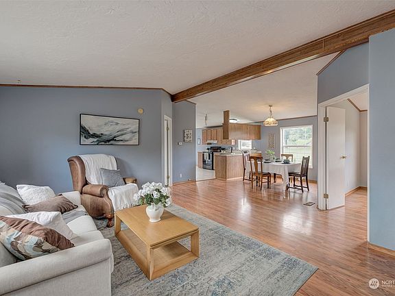 5th image of 622 S Larch Place