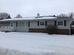 210 Valley Manor Dr, Cresco, IA 52136