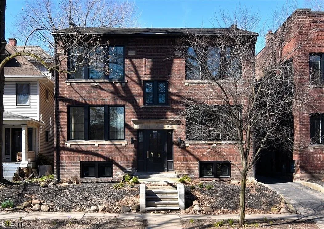 2 bed, 1.0 bath, 942 sqft, $1,700 — Photo 1