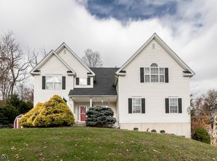 43 Canterbury Ln, Hackettstown, NJ 07840