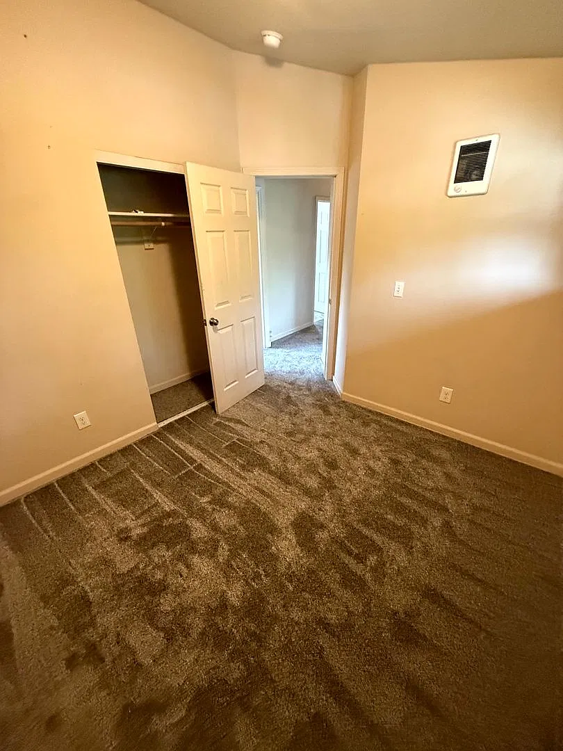 Move In Special- 1/2 Off First Full Month Of Rent- 4 Bedroom Duplex Close To U Of O Campus — Photo 4