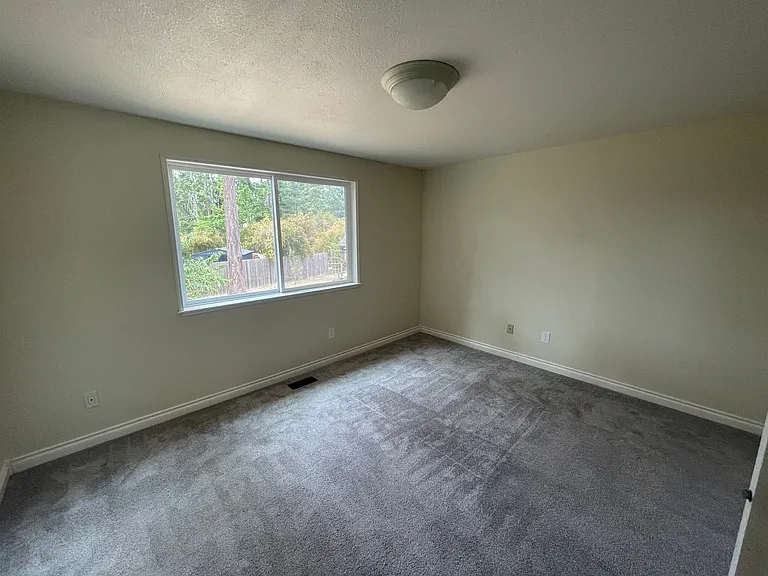 1168 Tulip Ln — Photo 6
