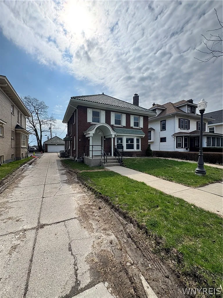 3 bed, 1.0 bath, 1105 sqft, $2,200 — Photo 1