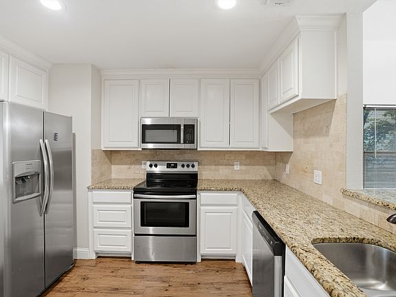 4th image of 921 W Day St