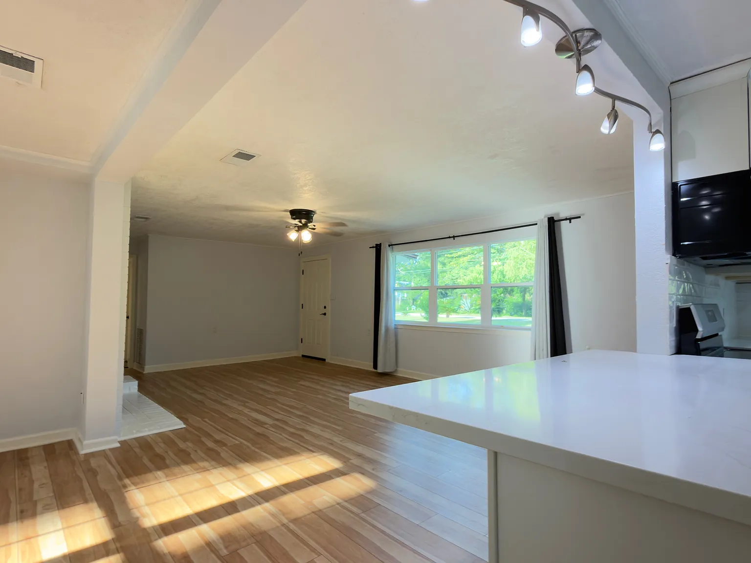 3 bed, 1592 sqft, $1,800 — Photo 2