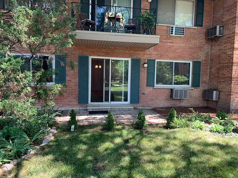 2403 S Goebbert Rd — Photo 2