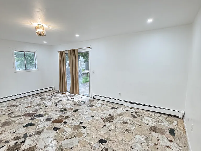 528 Jayne Blvd #1F — Photo 1
