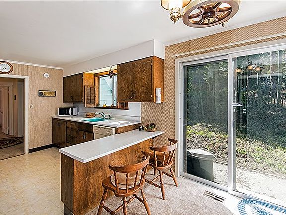 4th image of 5877 N Lake Blvd