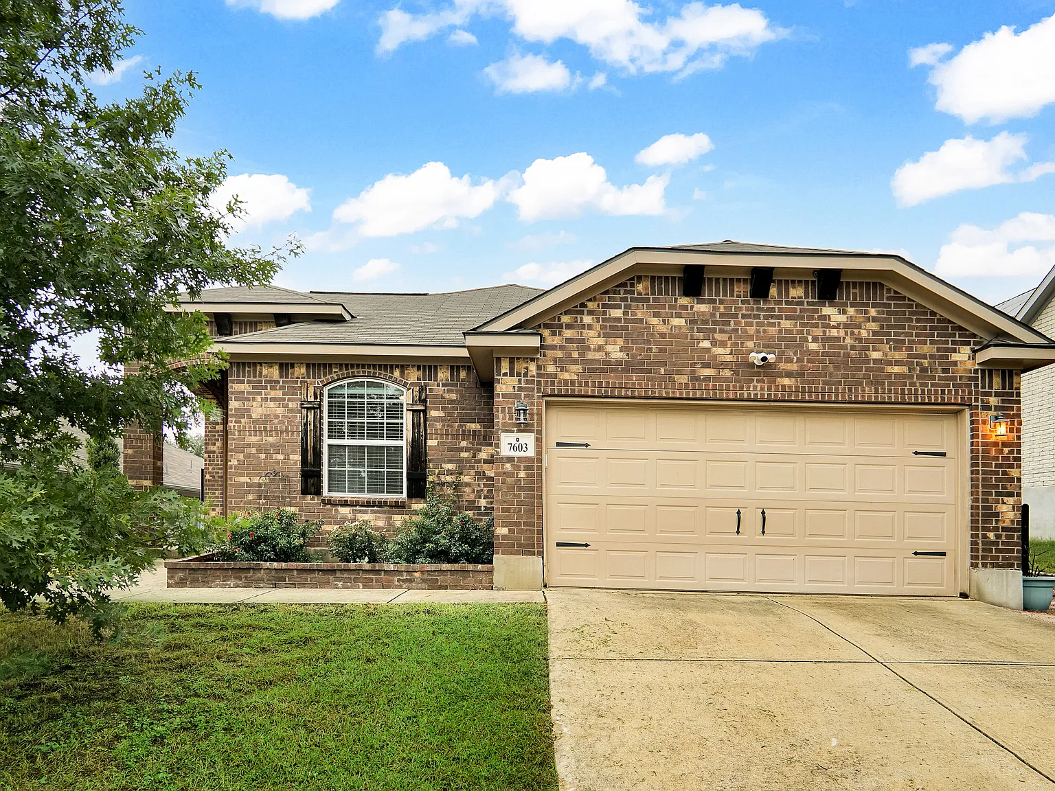 4 bed, 1971 sqft, $2,300 — Photo 2