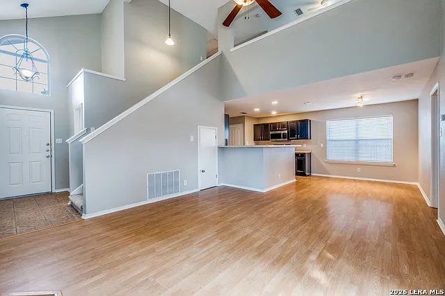 11 Pembroke Ln — Photo 2