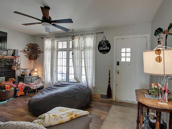 2nd image of 2066 Oak St