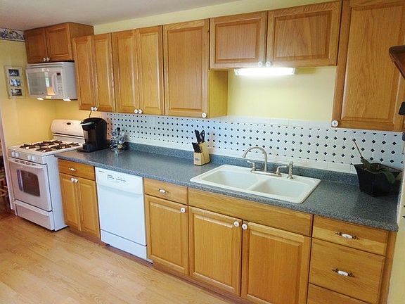 3rd image of 404 Hoover Dr