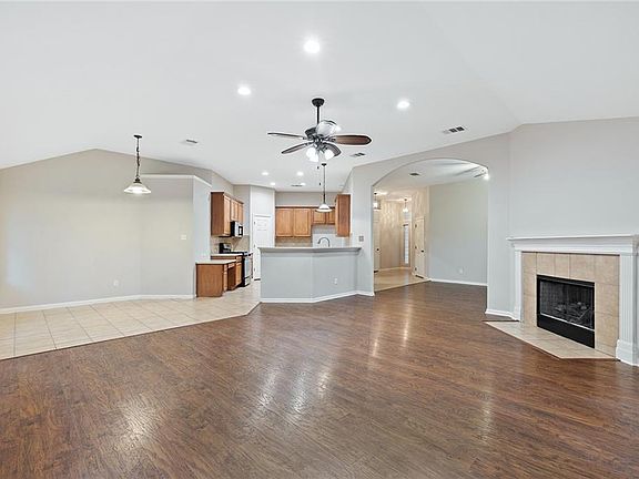 4th image of 913 Balmoral Castle Ct