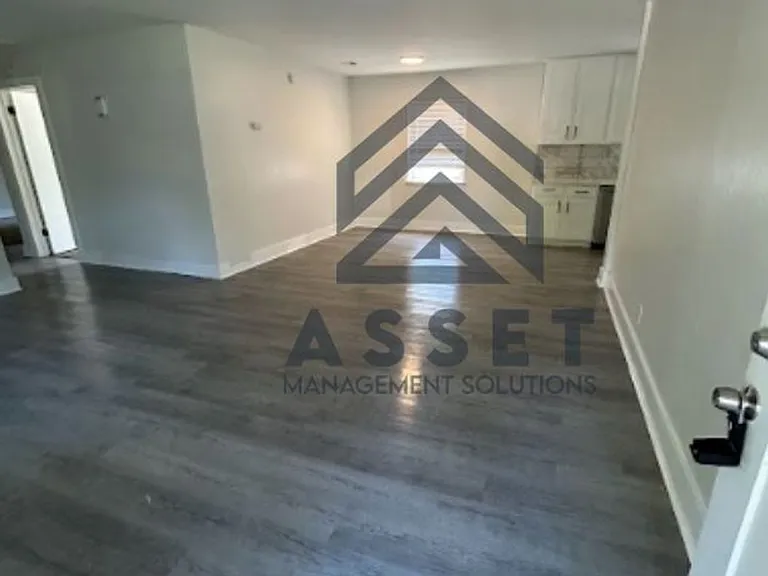 2116 Westchester Dr — Photo 10