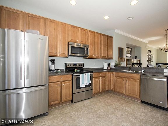 Kitchen with new (2016) SS Appliances!