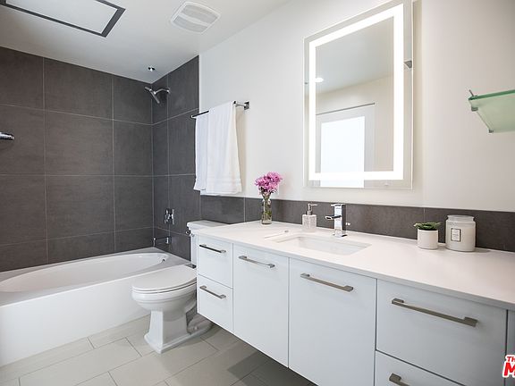 4th image of 939 S Broadway APT 902