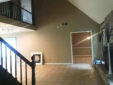 3rd image of 17302 Queenslake Dr