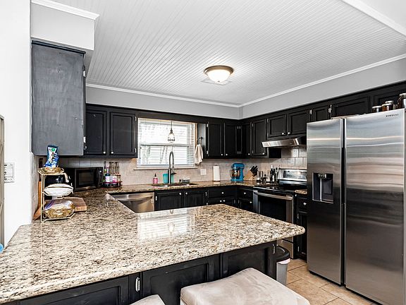 3rd image of 9221 Fox Run Ave