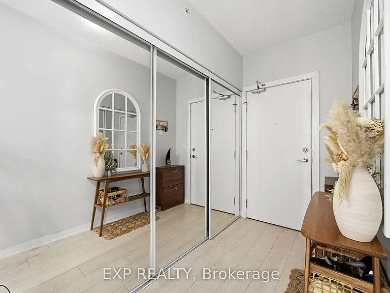 20 Bruyeres Mews #LPH07 — Photo 37