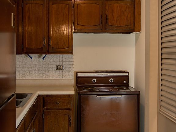 5th image of 3825 N Pine Grove Ave APT 515