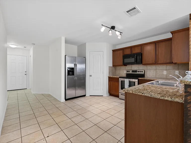 802 Platinum Dr — Photo 7