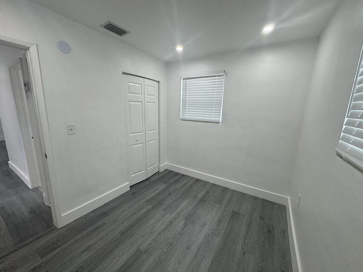 Building Photo - 4550 SW 36th St