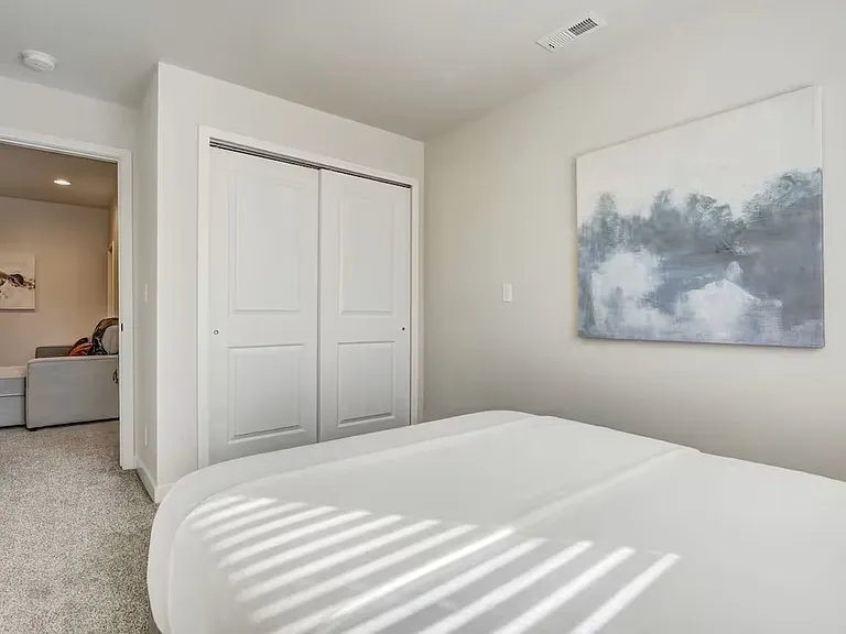 2220 E La Salle St — Photo 7