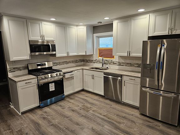 2nd image of 576 Lakewood Blvd