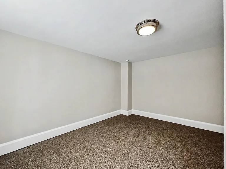 130 E Chestnut St — Photo 17