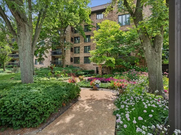 3741 Mission Hills Rd APT 208, Northbrook, IL 60062