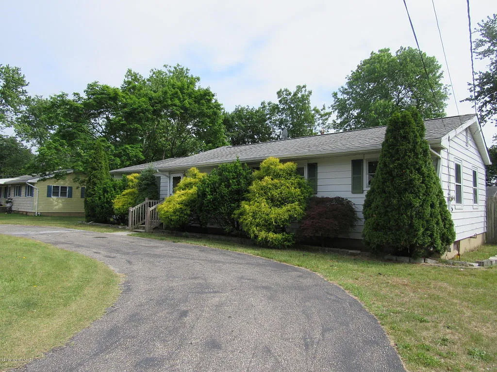 15 Castle Ave photo 1