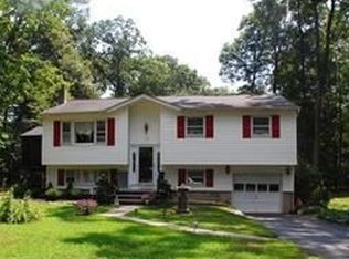 17 Ross Ct, Oak Ridge, NJ 07438