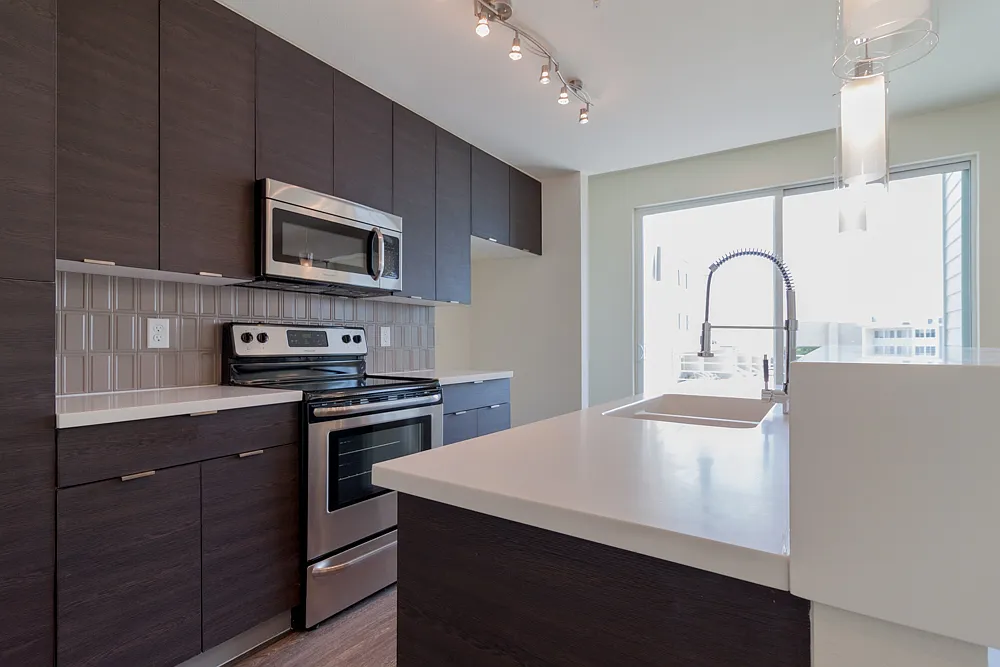 **Two Weeks Free Rent Stunning 2/2.5 Multi-Level Skybridge Lofts Condo Near Soco! — Photo 4