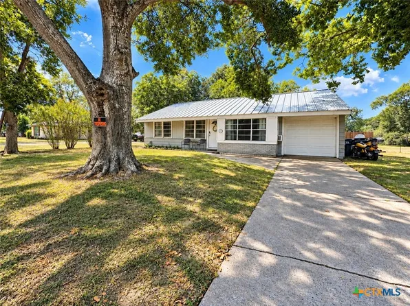 1119 N East St, Edna, TX 77957