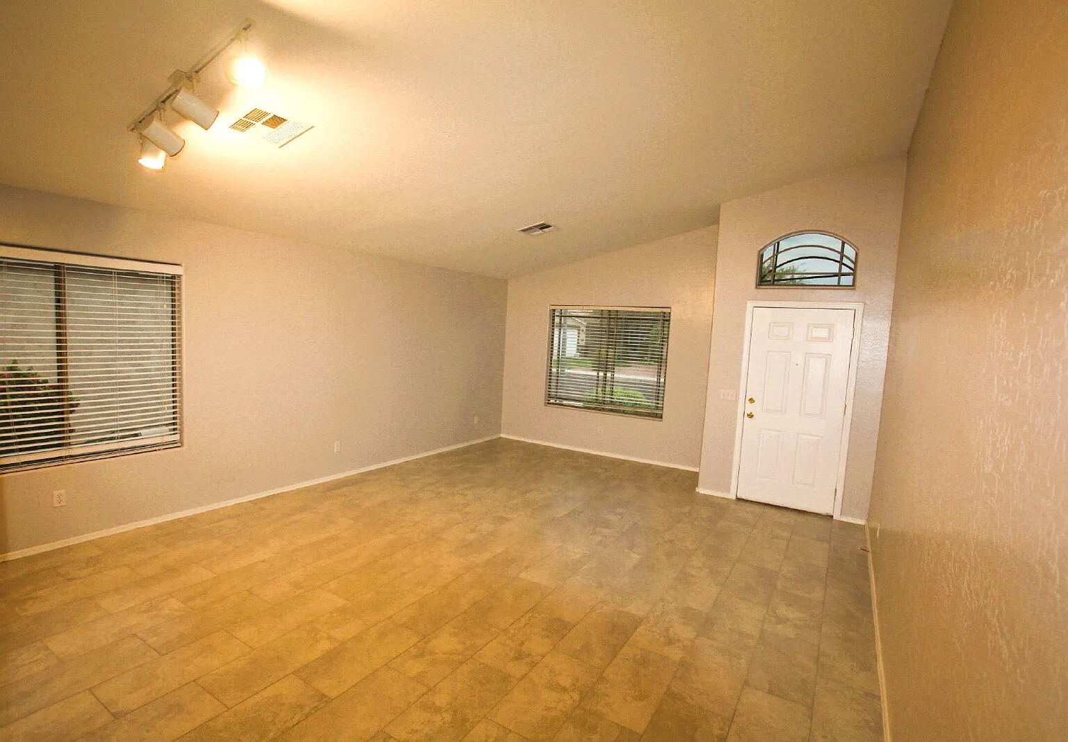 3 bed, 2.0 bath, 2038 sqft, $1,940 — Photo 3