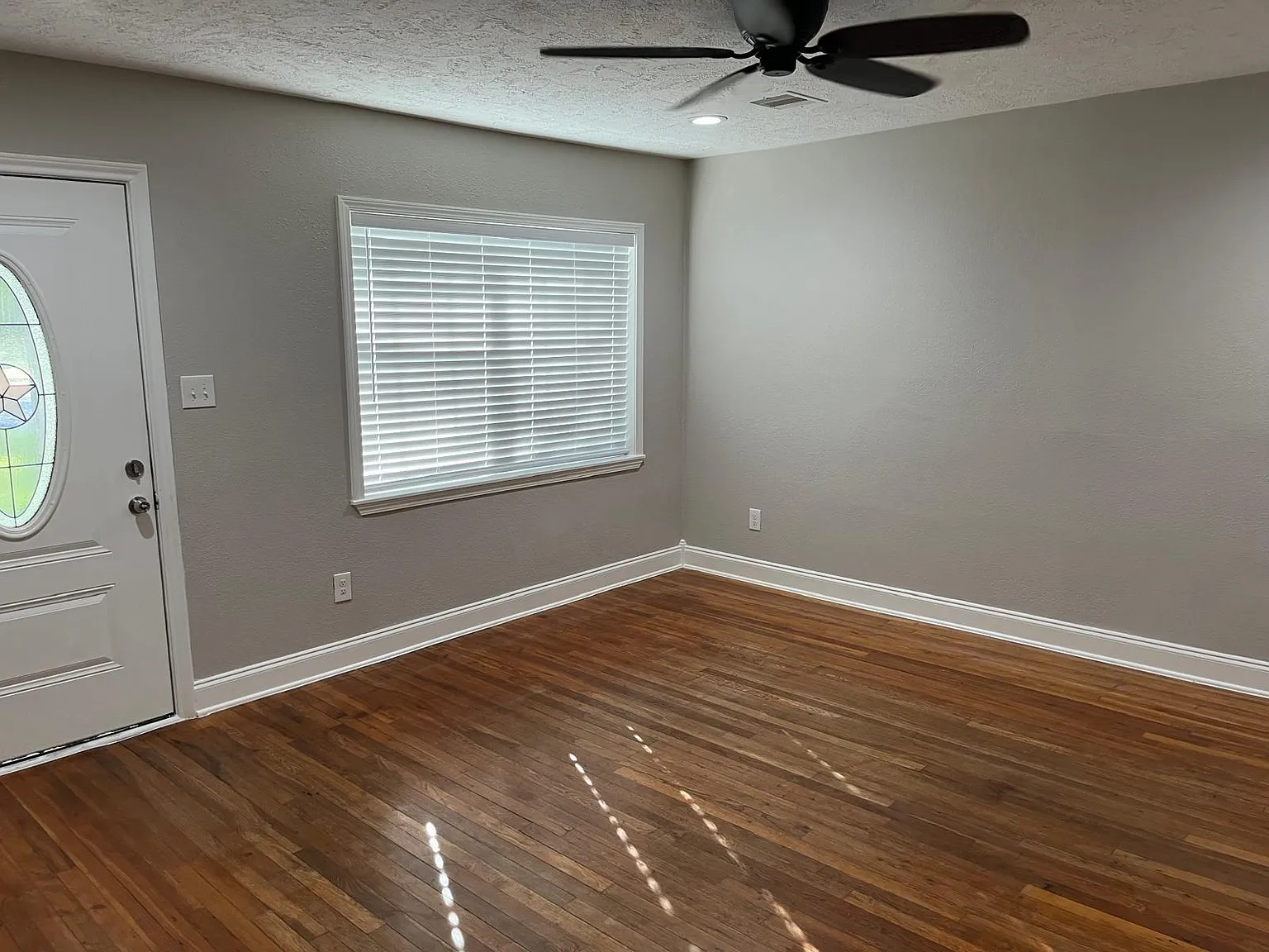 3 bed, 2.0 bath, 1412 sqft, $2,100 — Photo 3