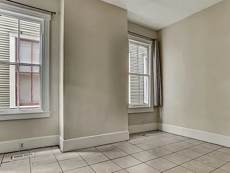 520 E Waldburg St #B — Photo 7
