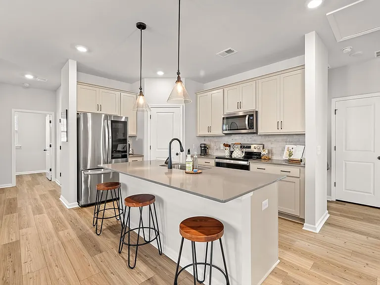 565 Abigail St — Photo 12