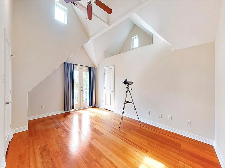 2104 State St — Photo 15