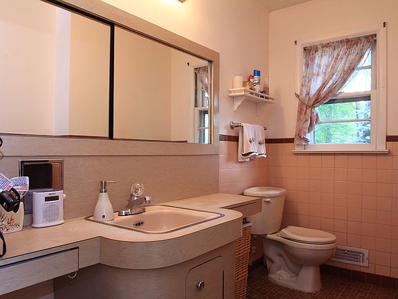 5th image of 19-01 Prospect Ave