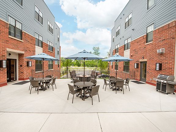 Wells Street Station Apartments Outdoor Grill And Dining Area