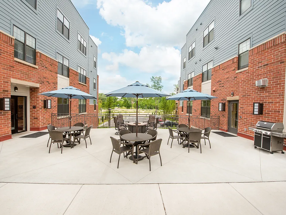 Wells Street Station Apartments Outdoor Lounge and Grill