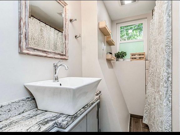 4th image of 21 W Franklin Ave #1
